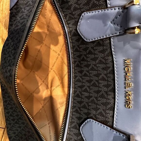 Used Michael Kors blue duffle travel bag - Picture 12 of 16